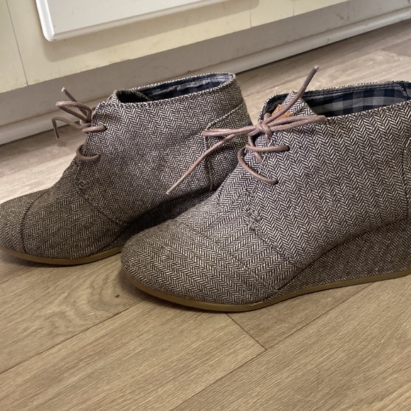 Like new - Toms 8.5 W cloth wedge boots - Picture 2 of 4